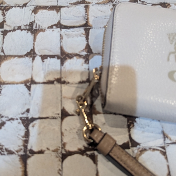 COACH wallet with removable Wristlet strap - Picture 8 of 8